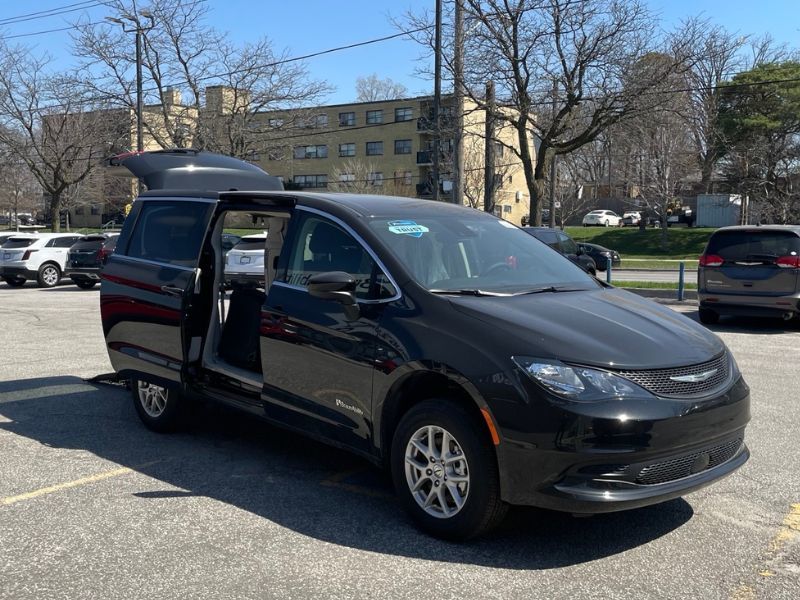 2024 Chrysler Pacifica with Braun Power Side-Entry