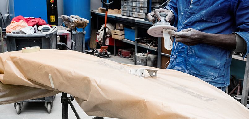 Des techniciens formés par {makes} prêts à vous aider