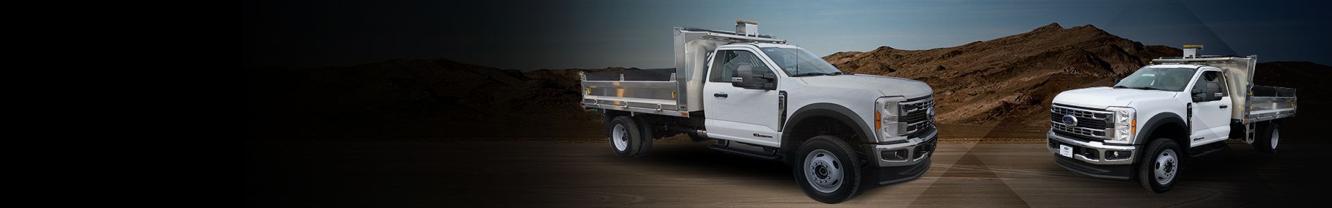 Bannière publicitaire montrant deux camions commerciaux Ford Super Duty blancs équipés de bennes basculantes en aluminium, sur fond de montagnes désertiques.