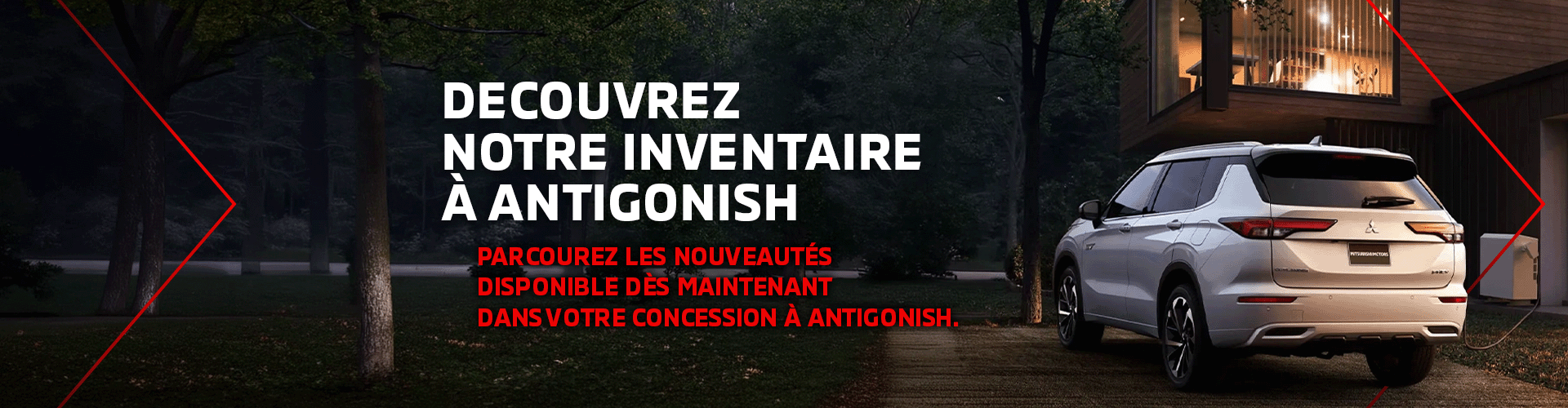 SUV Mitsubishi blanc garé dans l'allée d'une maison moderne au crépuscule.