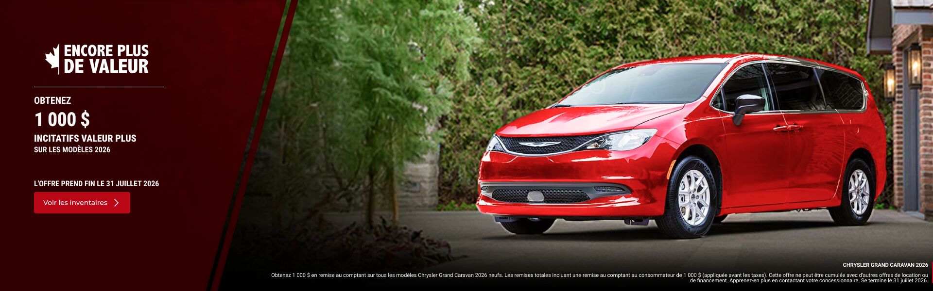 Minifourgonnette Chrysler Grand Caravan rouge stationnée devant une maison avec une offre promotionnelle.