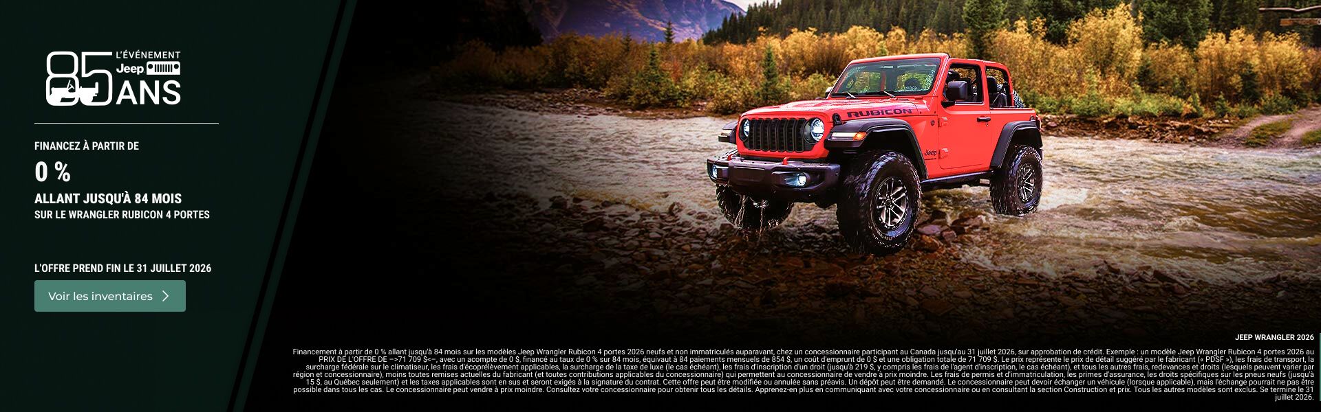 Jeep Wrangler Rubicon rouge traversant une rivière en forêt avec une offre du 85e anniversaire.