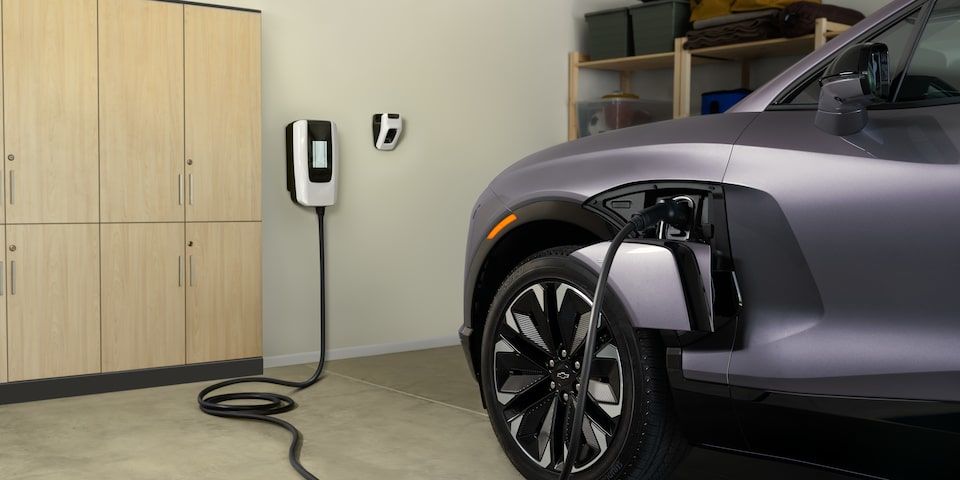 Un Chevrolet Blazer EV 2025 est rechargé à une station de recharge à domicile.