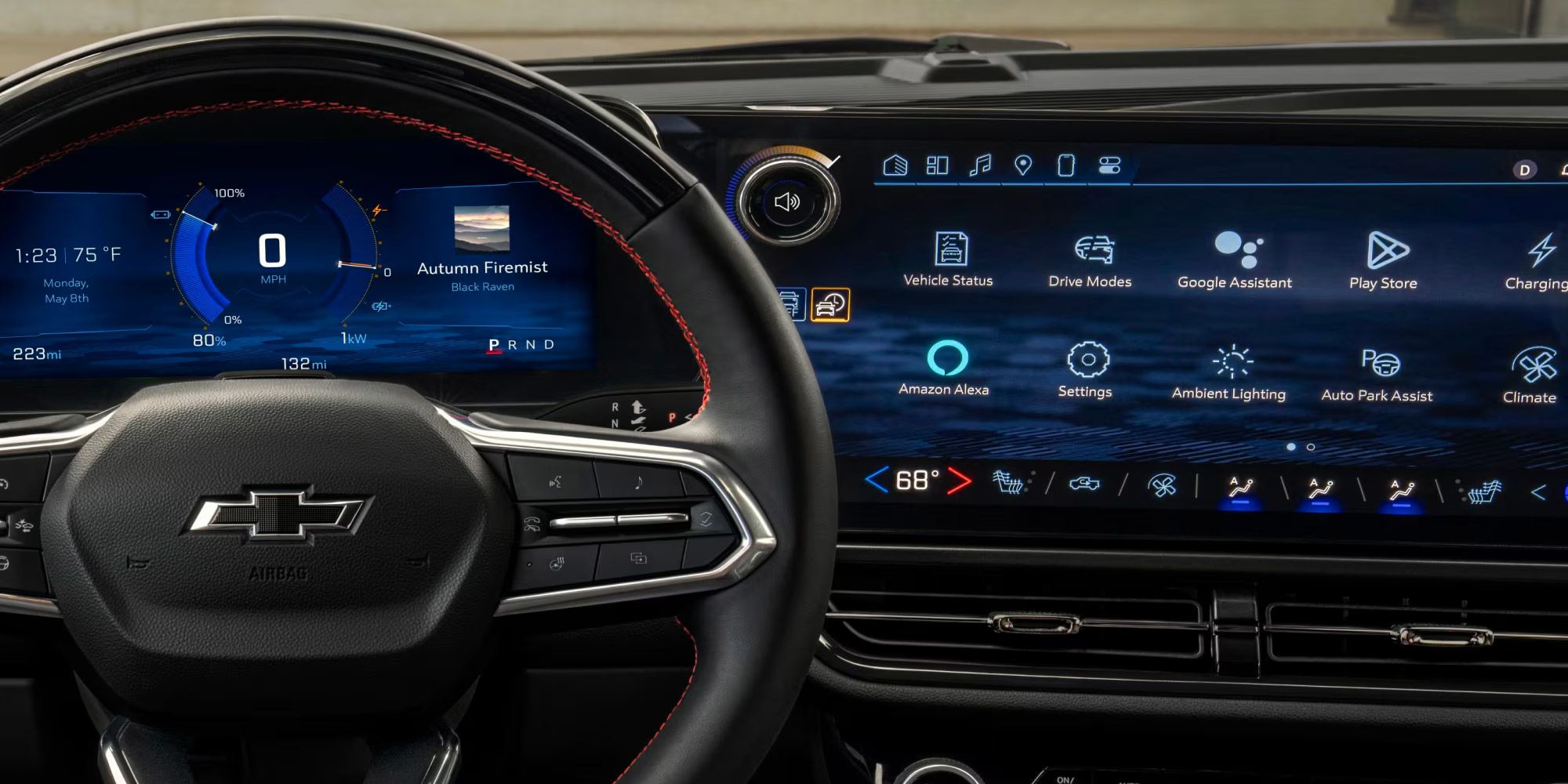 Le tableau de bord intérieur d'une Chevrolet Equinox EV, montrant le tableau de bord numérique derrière le volant avec des surpiqûres rouges, et un grand écran tactile d'infodivertissement central affichant diverses icônes d'applications comme l'état du véhicule, les modes de conduite, l'Assistant Google et les commandes de climatisation.