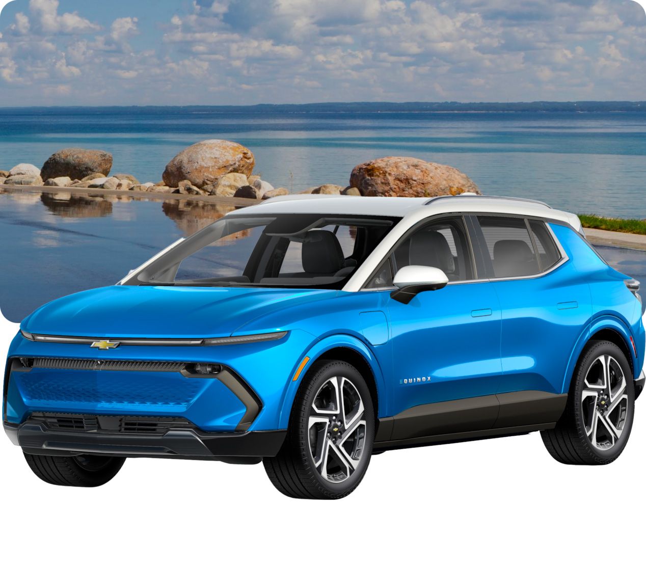 Une Chevrolet Equinox EV bleu vif avec un toit blanc est garée près d'une rive rocheuse, avec une étendue d'eau calme s'étendant jusqu'à l'horizon sous un ciel nuageux. Le mot « EQUINOX » est visible sur le côté de la voiture.