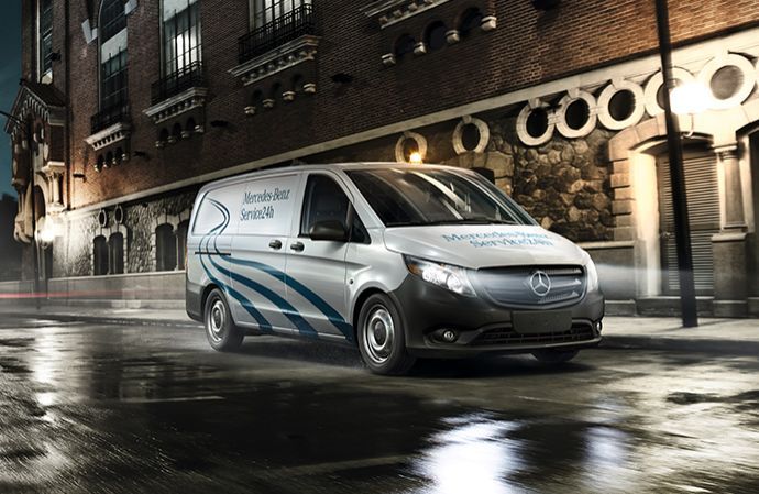  Mercedes-Benz Service24h van driving at night