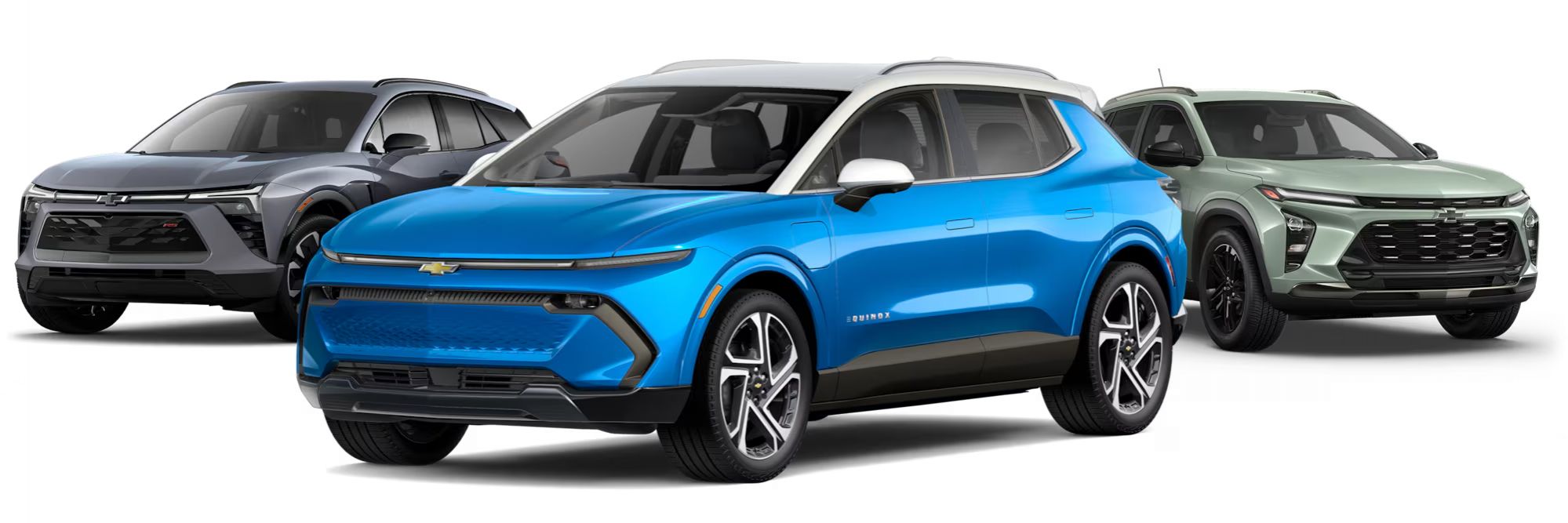 Trois VUS Chevrolet sont présentés sur un fond blanc : un Equinox EV bleu avec un toit blanc au premier plan, un Chevrolet Blazer EV gris foncé derrière à gauche, et un Chevrolet Trailblazer vert clair derrière à droite.