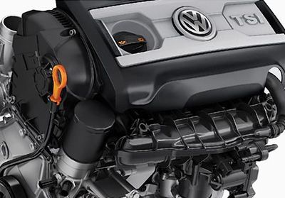 Gros plan du moteur TSI d'une Volkswagen, incluant le bouchon d'huile et le couvercle de moteur.