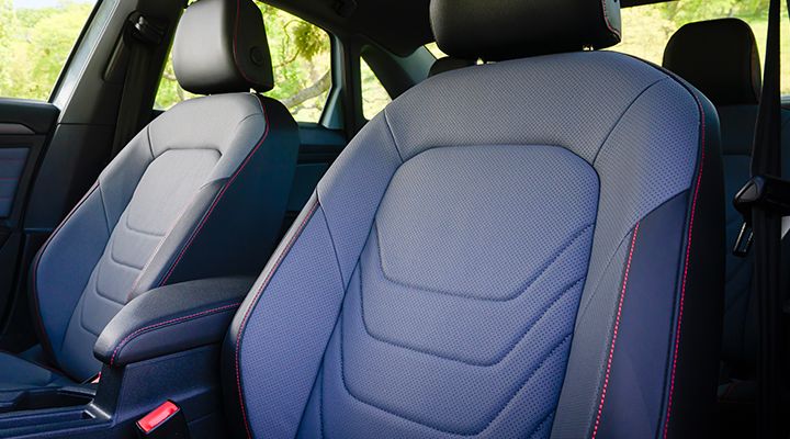 Gros plan sur les sièges avant ventilés et chauffants de la Jetta GLI.