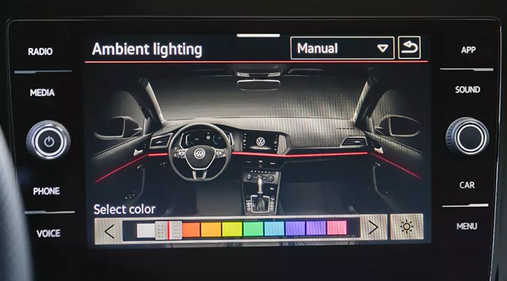 Gros plan sur l'écran de contrôle de l'éclairage d'ambiance intérieur de la Jetta de Volkswagen, affichant les options de couleur.