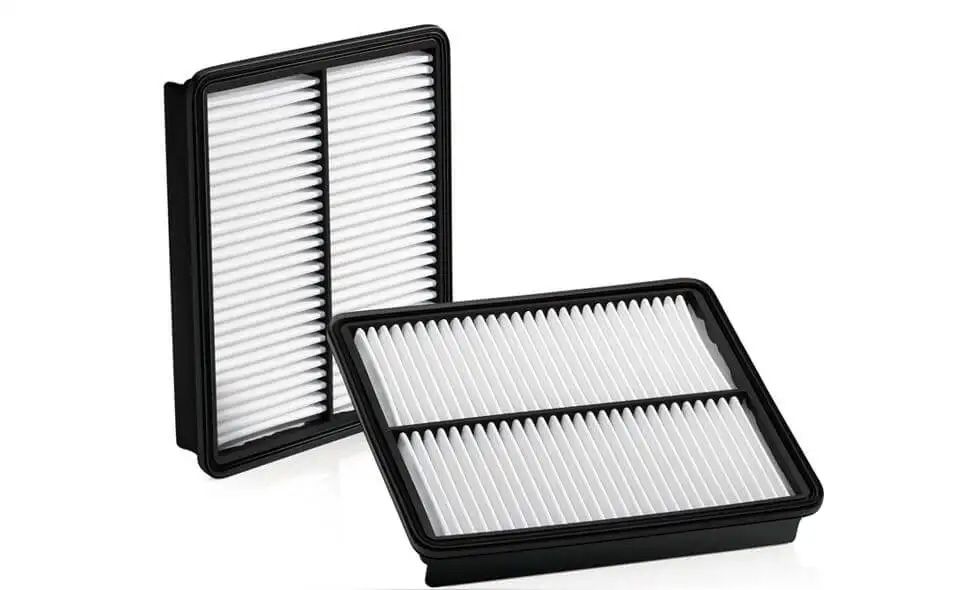 Deux filtres à air moteur neufs et rectangulaires avec des cadres noirs et un média plissé blanc, sur un fond blanc.