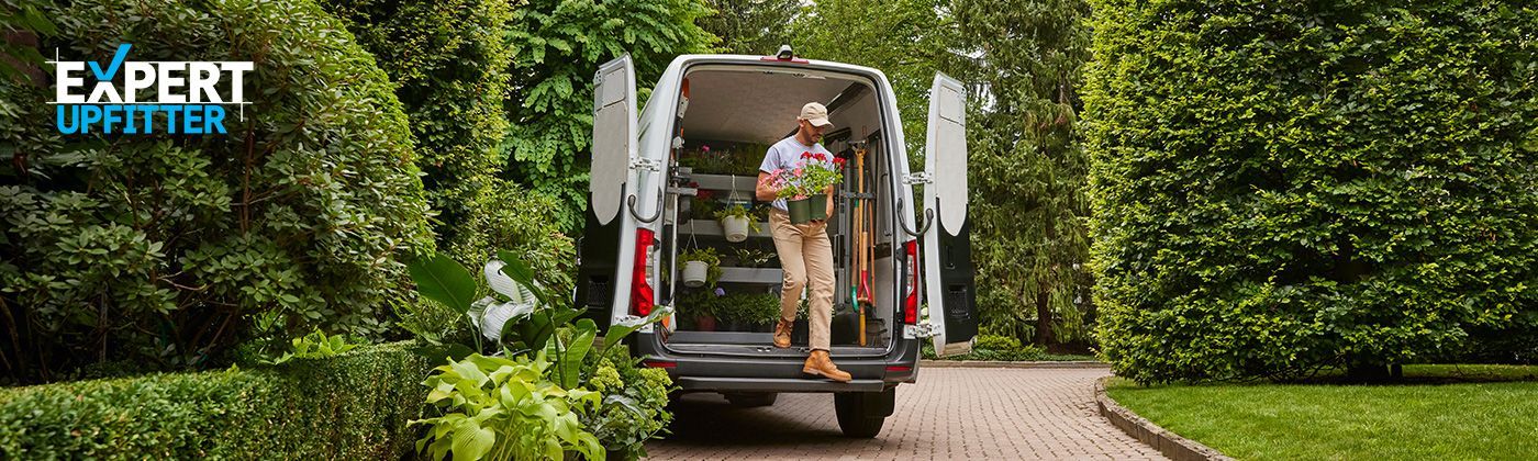 Expert Upfitter : paysagiste déchargeant des plantes d'une fourgonnette Sprinter aménagée