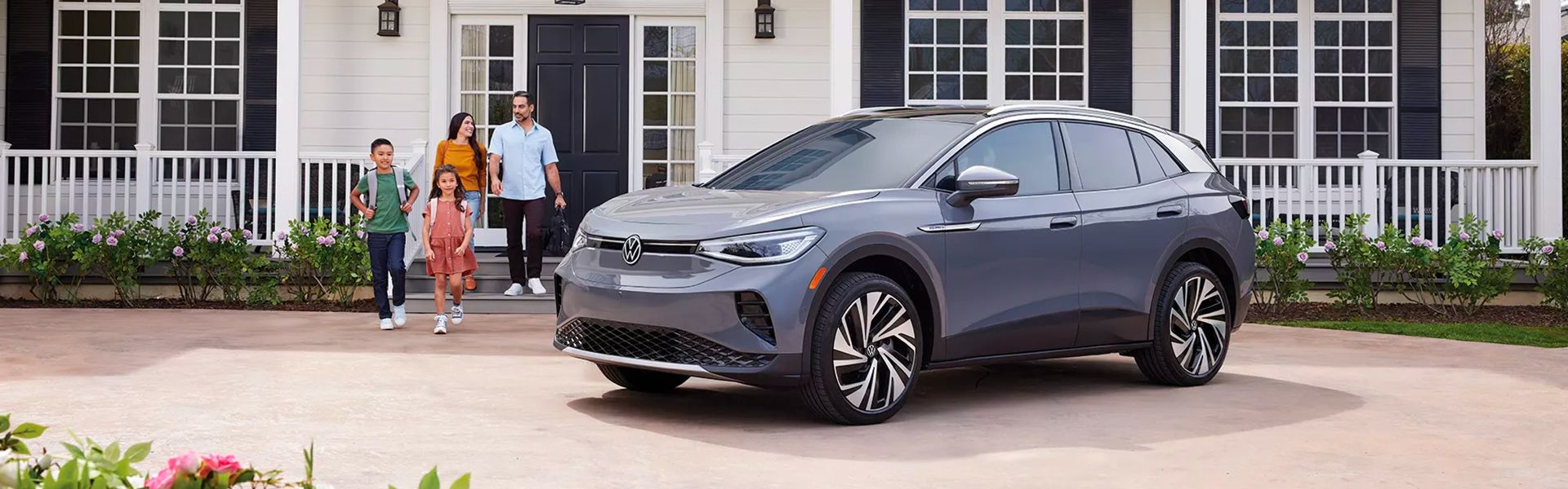 Gros plan sur une main plaçant un smartphone sur le chargeur sans fil intégré de la console centrale d'une voiture.