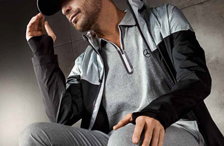 Homme portant une veste de sport Mercedes-Benz grise et noire