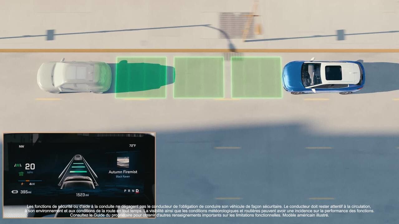 Une vue aérienne montre une voiture bleue à droite et une voiture blanche à gauche avec des zones vertes en surbrillance entre les deux, indiquant une fonction de sécurité ou d'assistance. En dessous, un affichage numérique du tableau de bord d'une voiture montre des informations de conduite, y compris un graphique de la route à venir et divers points de données. Le texte en bas décrit les caractéristiques de sécurité en français et en anglais.