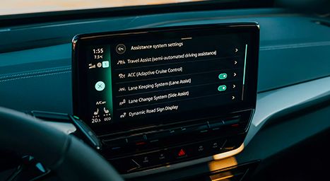 Gros plan sur l'écran tactile du tableau de bord d'une voiture, affichant les réglages des systèmes d'assistance à la conduite