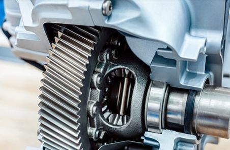 Technical cutaway model showing the internal gears and components of a car's automatic transmission.