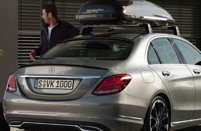 Vue arrière d'une Mercedes-Benz grise équipée d'un coffre de toit de la marque.
