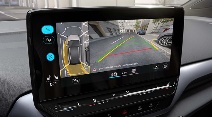 Écran d'infodivertissement montrant la vue de la caméra 360 degrés et la vue arrière pour l'aide au stationnement.