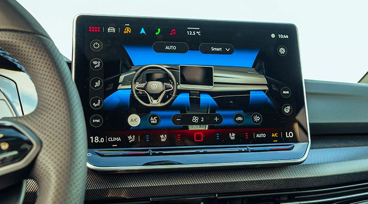 Close-up of the infotainment screen displaying the climate control settings, with a visualization of the air flow in the cabin.