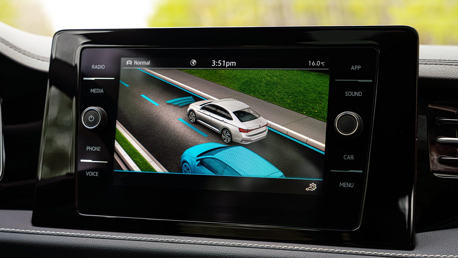 Écran d'infodivertissement de la Jetta 2027 de Volkswagen affichant la surveillance des angles morts et le système d'aide au changement de voie
