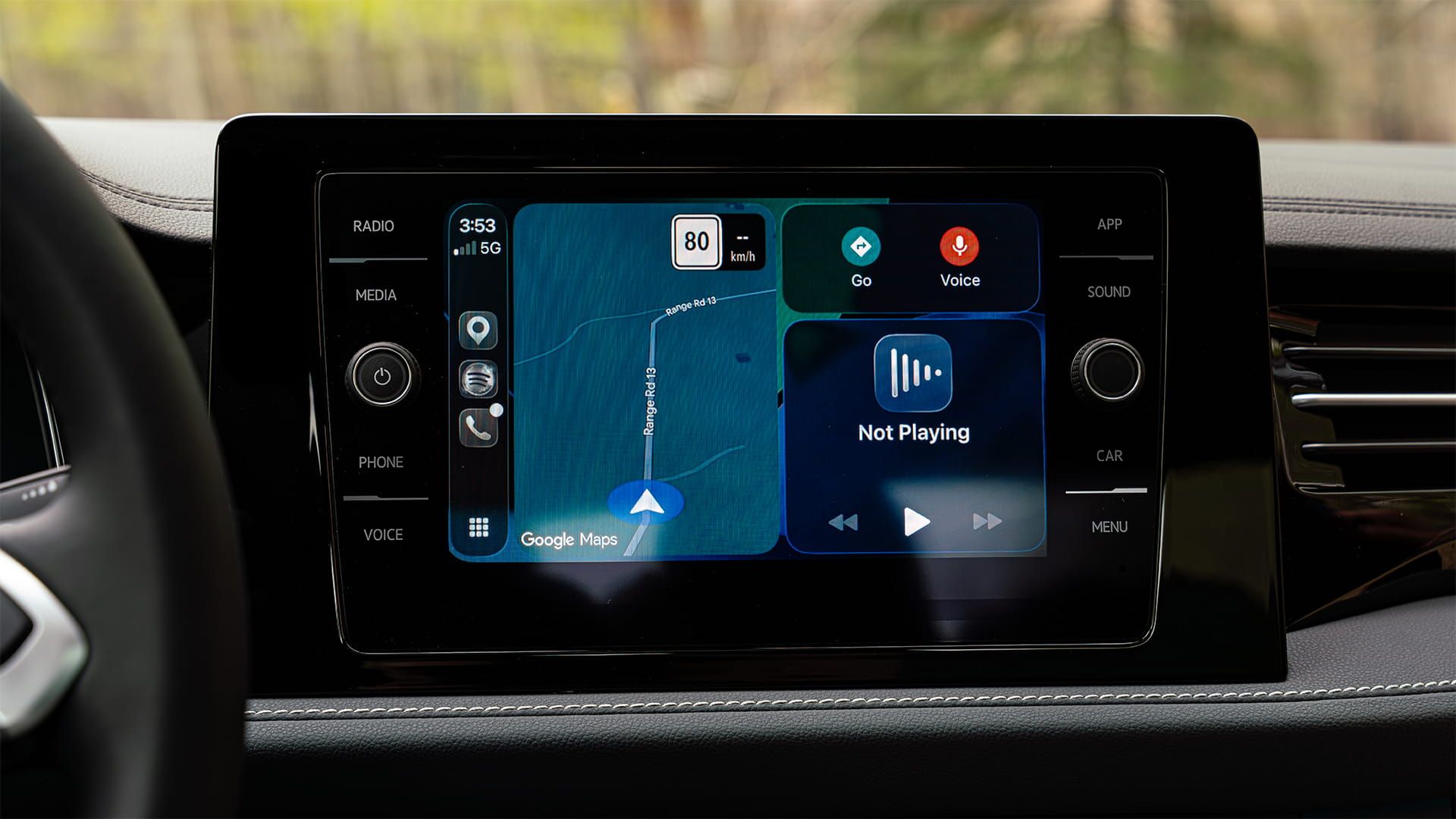 Écran d'infodivertissement de la Jetta 2027 de Volkswagen affichant la navigation Google Maps et l'intégration sans fil Apple CarPlay
