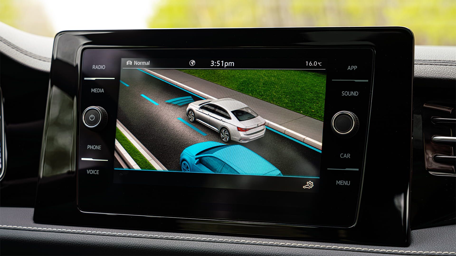 Écran tactile d'infodivertissement d’une Jetta 2027 de Volkswagen affichant la détection active des angles morts avec avertissement de changement de voie