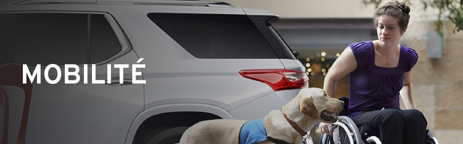 Femme en fauteuil roulant avec un chien d'assistance à côté d'un VUS, avec le texte "MOBILITÉ" superposé.