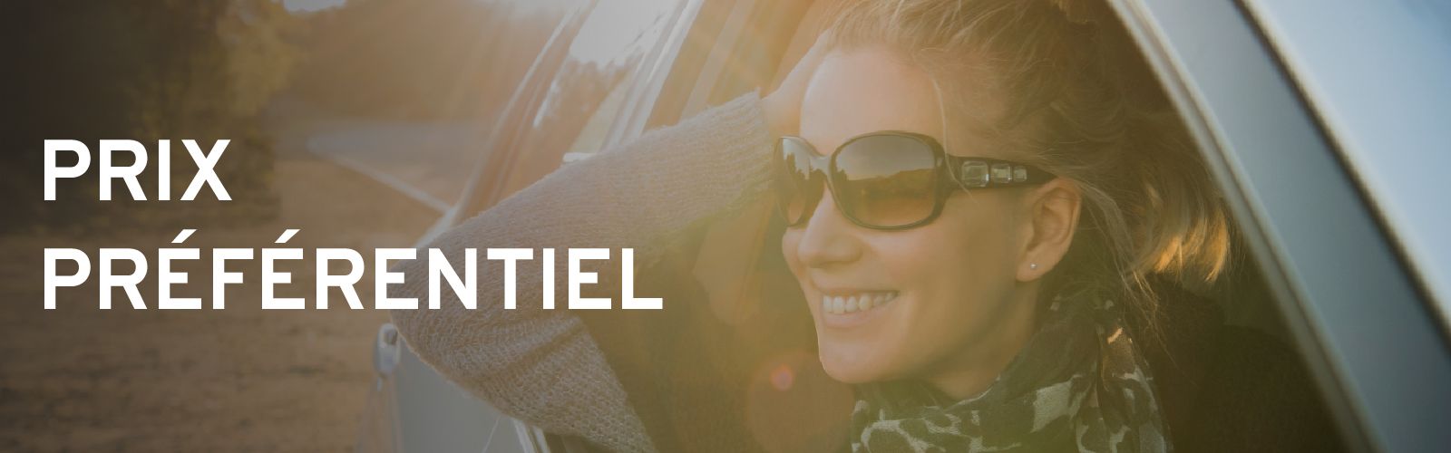 Femme souriante portant des lunettes de soleil, la tête et le bras sortant de la fenêtre d'une voiture, avec le texte "PRIX PRÉFÉRENTIEL" superposé.