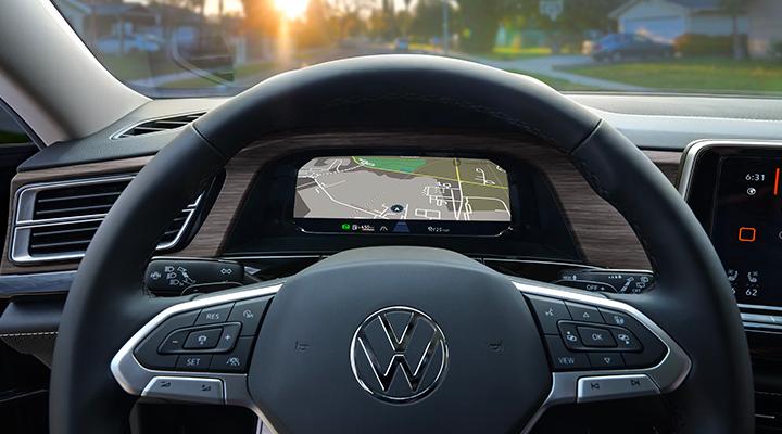 Vue à travers le volant d'un VUS montrant le tableau de bord numérique affichant une carte de navigation en gros plan.