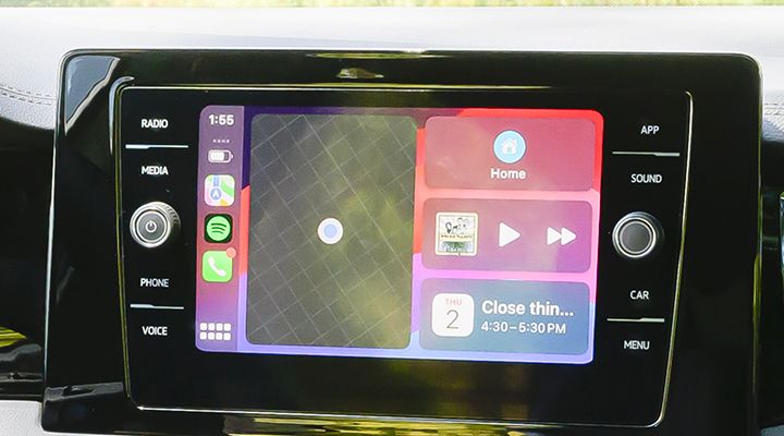 Gros plan sur l'écran tactile de la Volkswagen Jetta GLI, mettant en valeur les fonctions CarPlayMD et Android AutoMC sans fil disponibles.