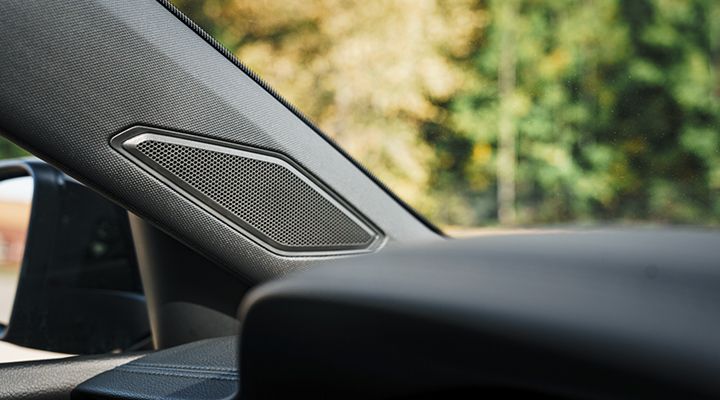 Système audio premium VW dans la Jetta GLI 2026 intégré au montant avant.