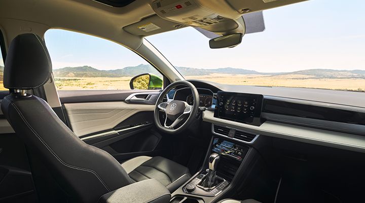 Vue intérieure du Taos 2026 de Volkswagen montrant les sièges avant ventilés et chauffants ainsi que le toit ouvrant panoramique.