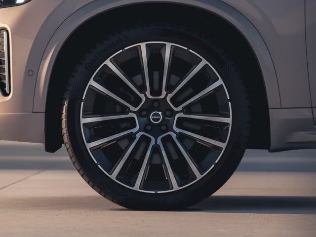 Gros plan sur la jante en alliage bicolore à multibranches et le pneu du Volvo EX90.