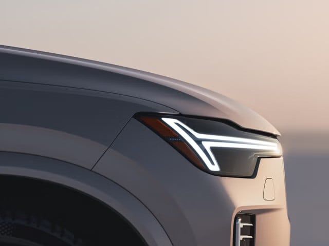 Un gros plan détaillé du phare à DEL signature en forme de « marteau de Thor » du Volvo EX90.