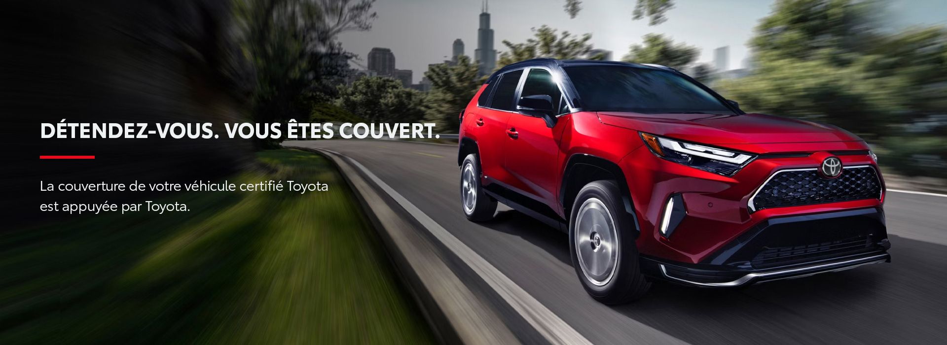 Publicité de véhicule certifié Toyota avec le texte : « DÉTENDEZ-VOUS. VOUS ÊTES COUVERT. La couverture de votre véhicule certifié Toyota est appuyée par Toyota. »