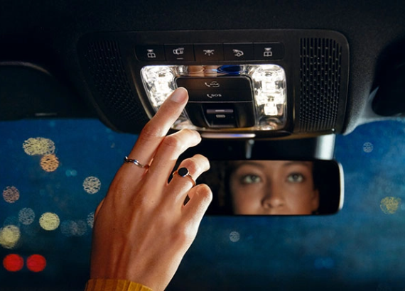 Due to a breakdown, the Emergency Assistant is activated in the vehicle.