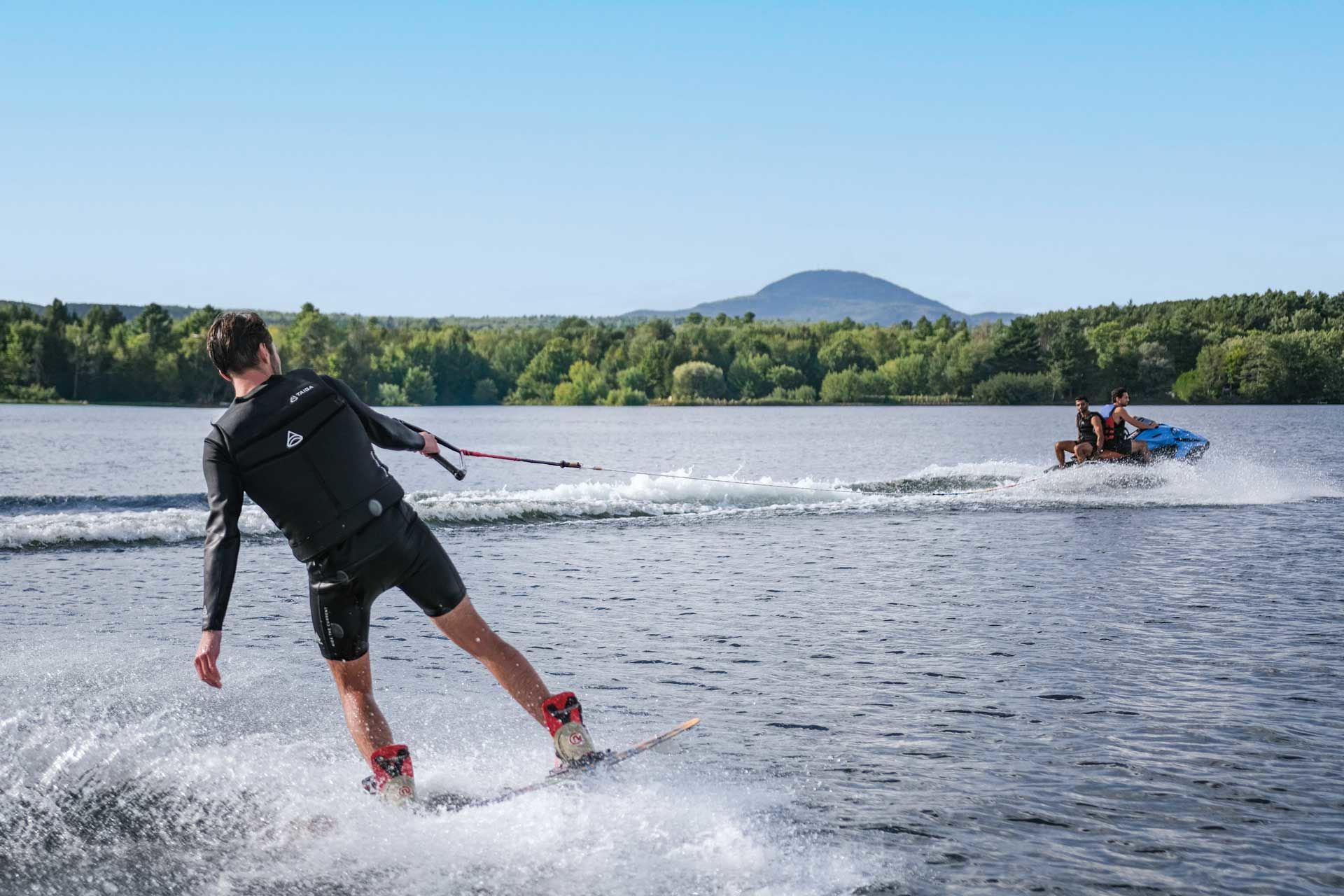 Personne se détendant sur un quai avec un jet ski au coucher du soleil.
