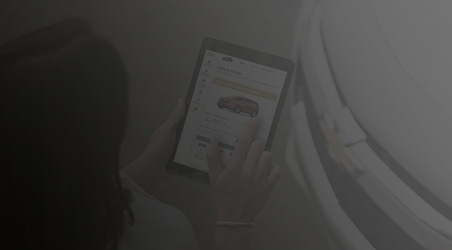 Les applications mobiles1 myChevrolet®, myBuick®, myGMC® et myCadillac® vous permettent d'être plus connecté que jamais à votre véhicule! Vous pouvez surveiller la pression des pneus, la durée de vie de l’huile, le niveau de carburant, planifier des rendez-vous d’entretien pendant que vous êtes en déplacement et plus encore. Vous pouvez contrôler votre véhicule à distance avec votre téléphone intelligent et démarrer ou éteindre le moteur (si le véhicule est équipé). Téléchargez les applications via l'App Store®2 et Google PlayTM3 ou textez 