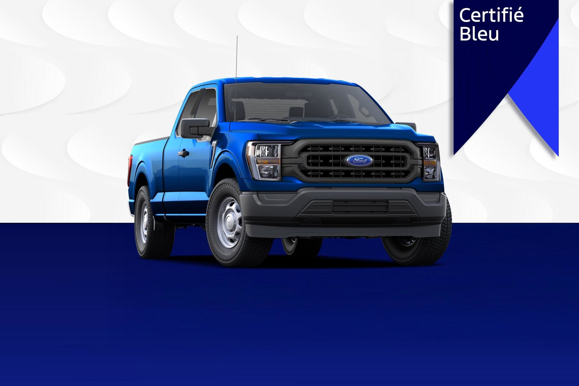 Un camion de style pick-up Ford F-150 bleu sur fond bleu et blanc avec le logo ruban Ford Certifié Bleu