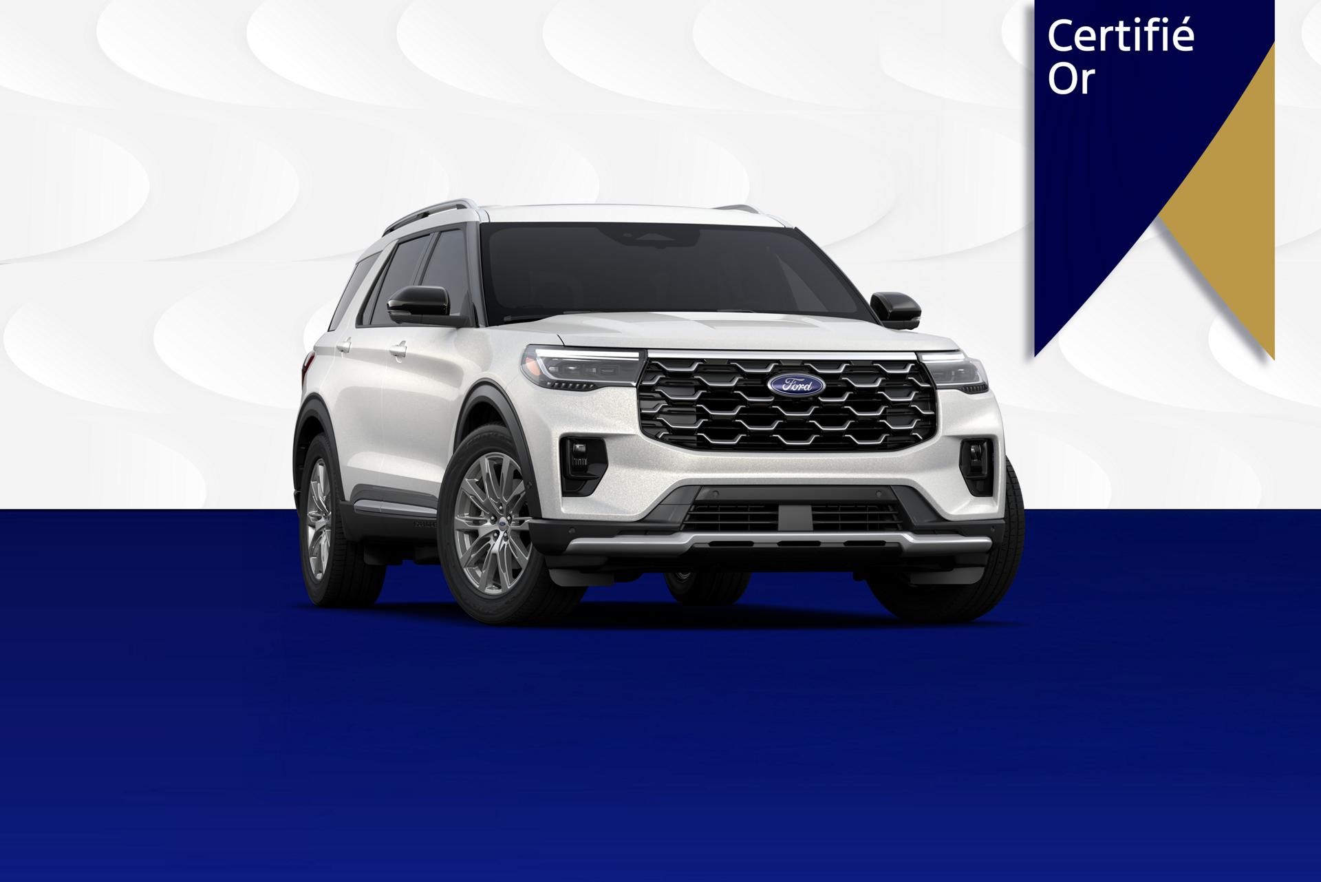 Un VUS Ford Explorer blanc sur fond bleu et blanc avec le logo ruban Ford Certifié Or