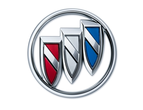 Emblematique logo trishield chromé de Buick avec ses trois boucliers rouge, argent et bleu.