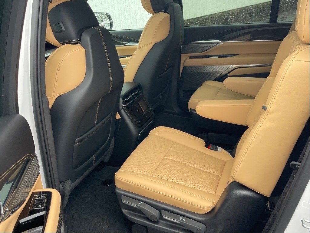 Cadillac ESCALADE IQ  2025 à Joliette, Québec - 11 - w1024h768px