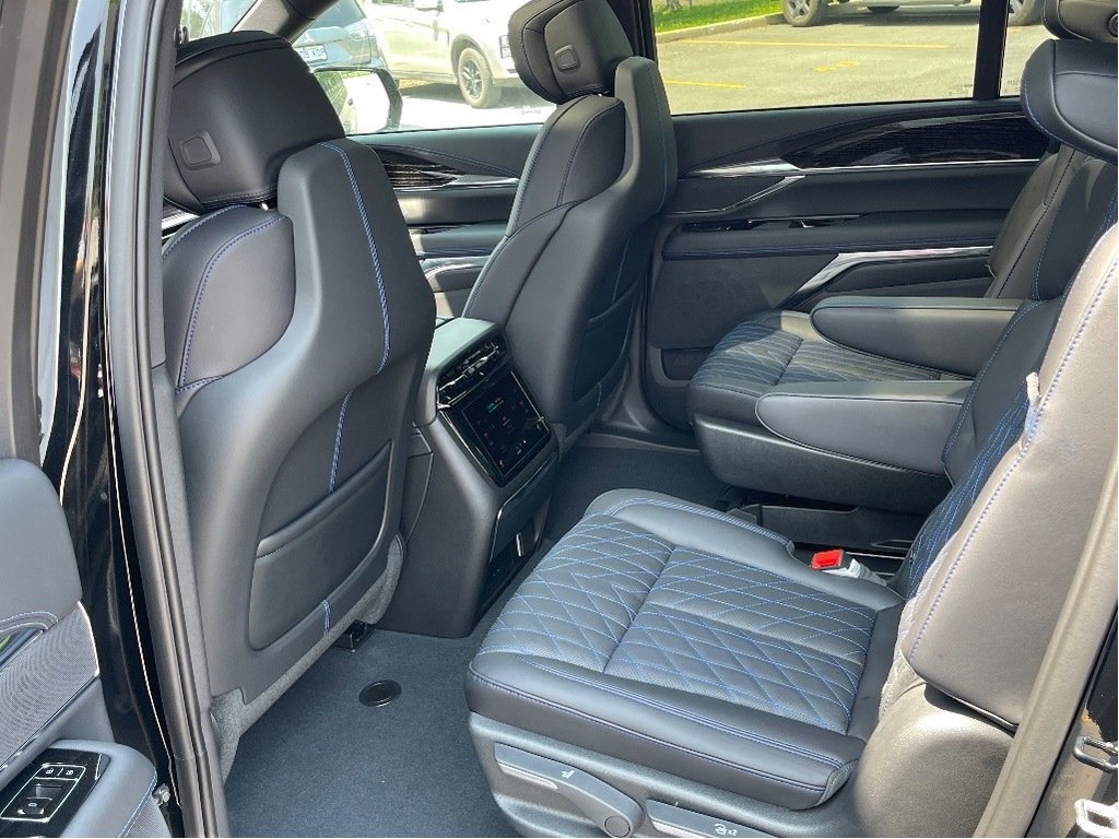 Cadillac ESCALADE IQ  2026 à Joliette, Québec - 12 - w1024h768px