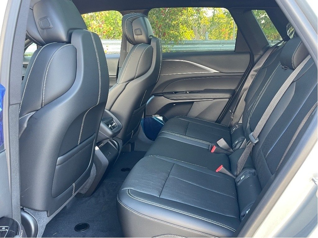 2026 Cadillac LYRIQ in Joliette, Quebec - 11 - w1024h768px