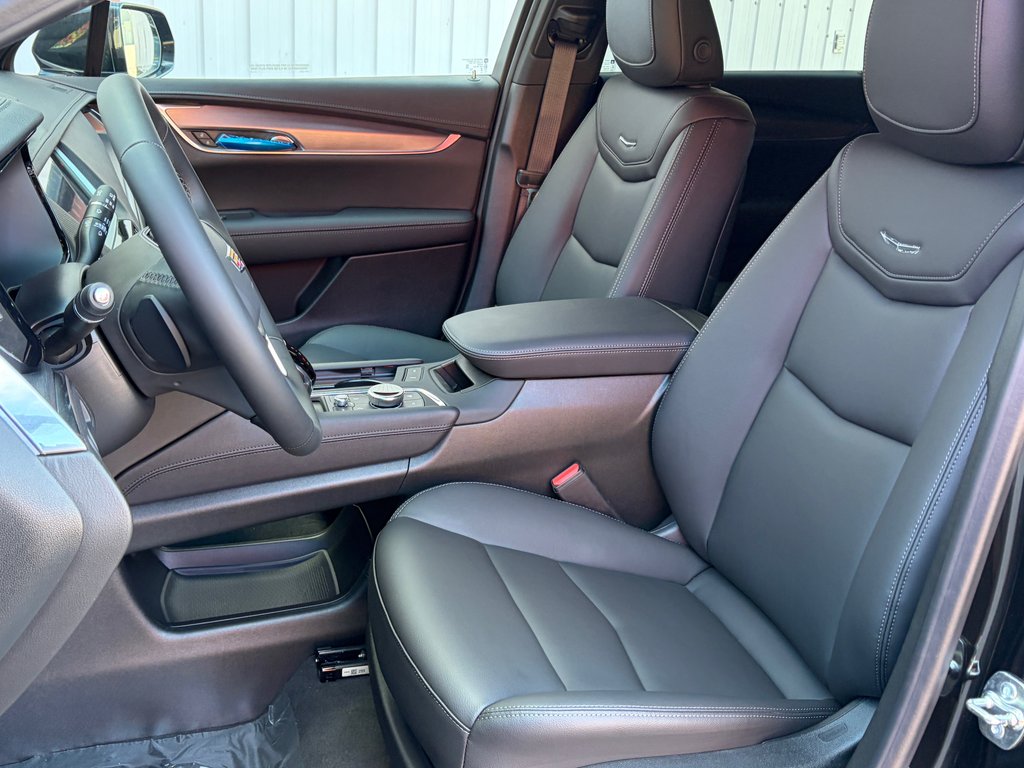 2026 Cadillac XT5 in Joliette, Quebec - 8 - w1024h768px