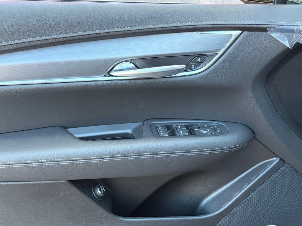 2026 Cadillac XT5 in Joliette, Quebec - 11 - w1024h768px