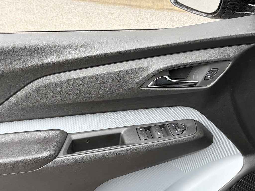 2027 Chevrolet Bolt in Joliette, Quebec - 11 - w1024h768px