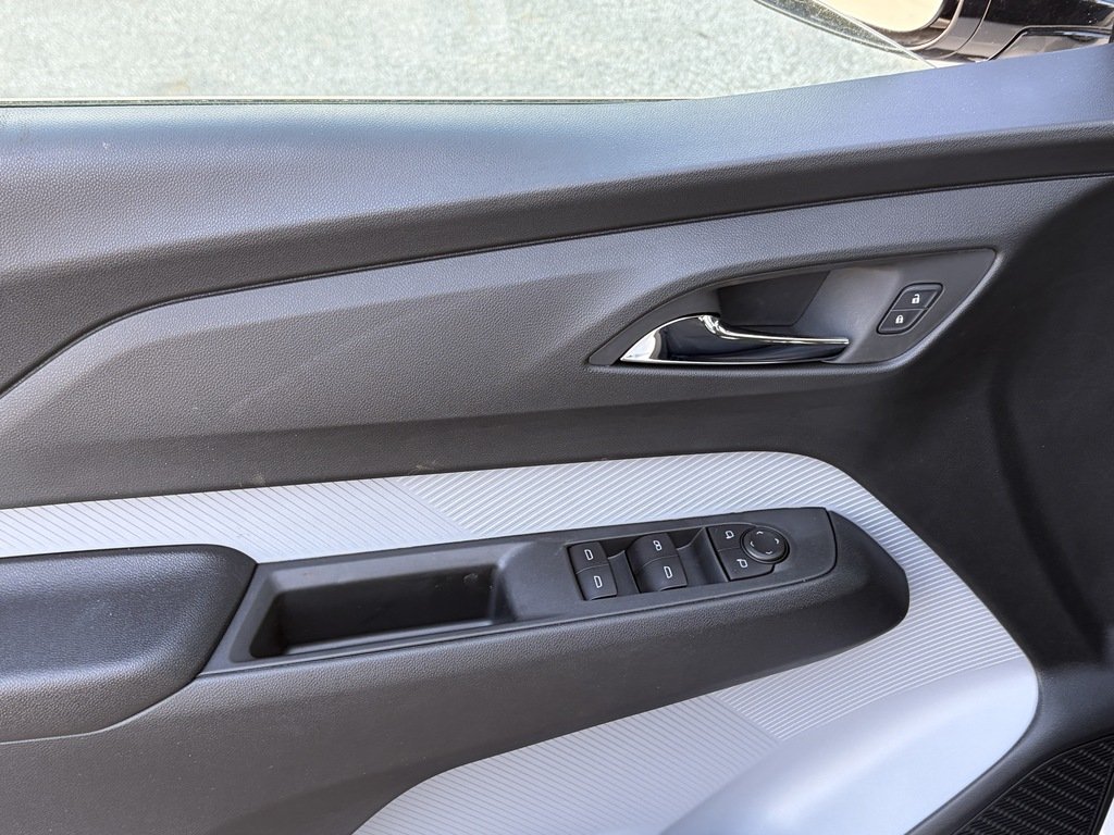 2027 Chevrolet Bolt in Joliette, Quebec - 11 - w1024h768px