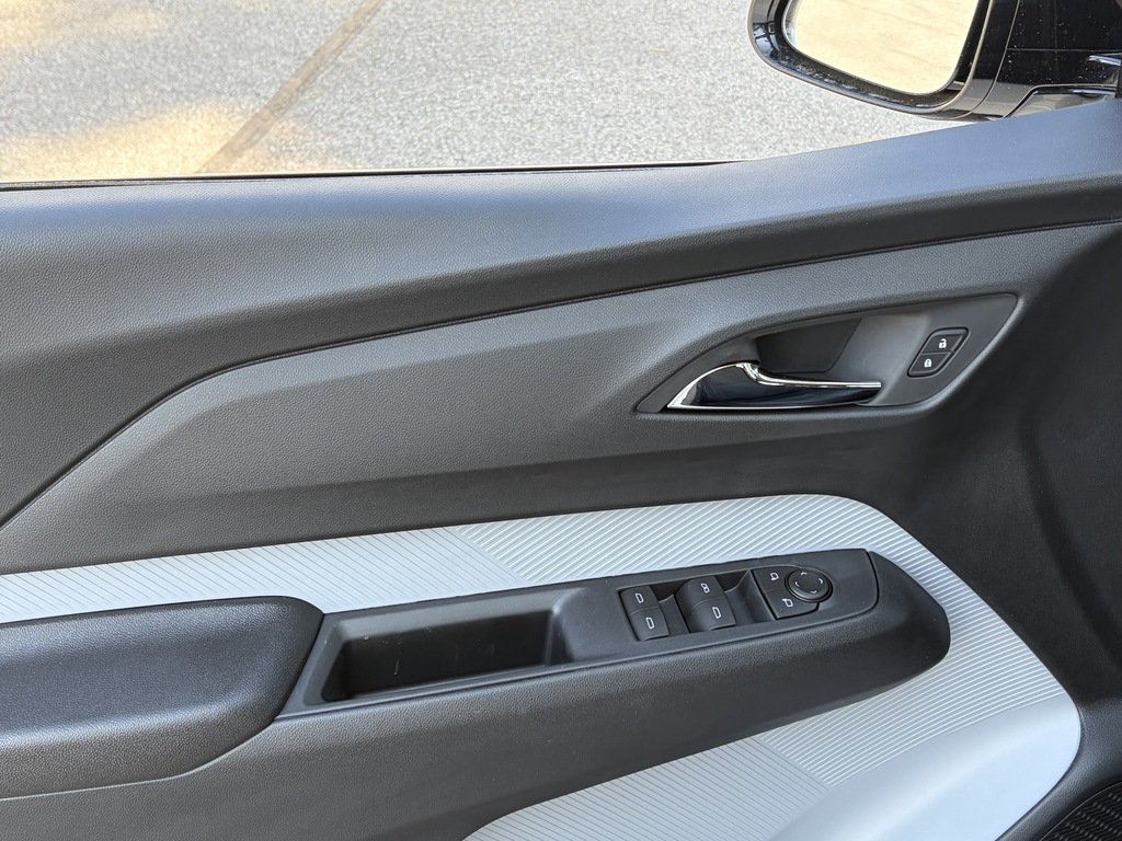 2027 Chevrolet Bolt in Joliette, Quebec - 11 - w1024h768px